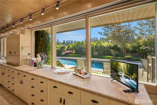 3111 Hunts Point Circle, Hunts Point, WA 98004