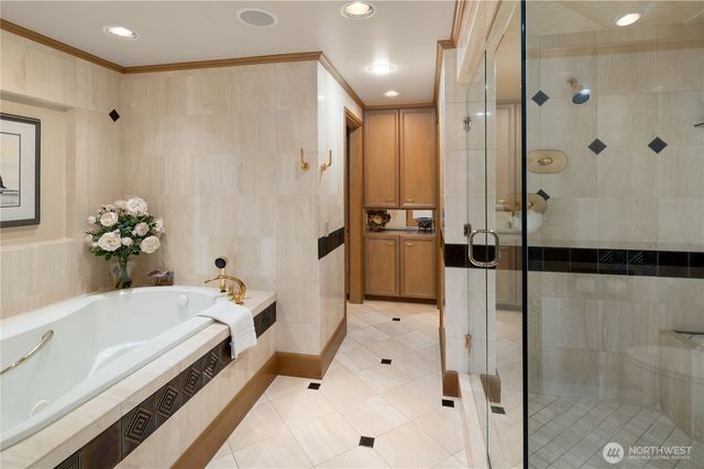 3111 Hunts Point Circle, Hunts Point, WA 98004