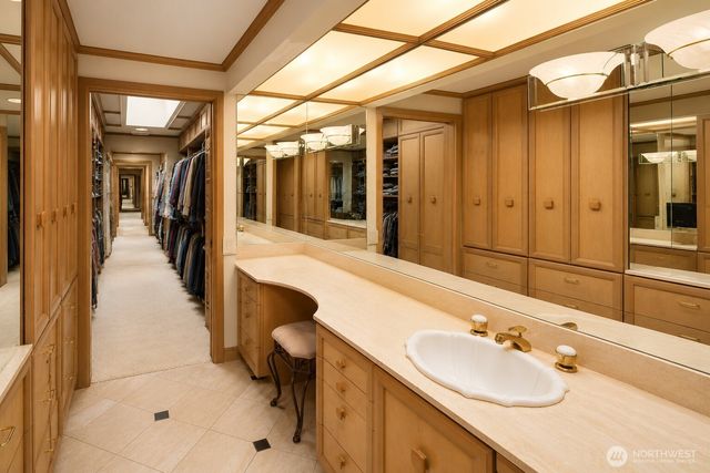 3111 Hunts Point Circle, Hunts Point, WA 98004