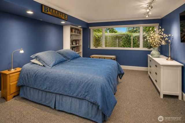 3111 Hunts Point Circle, Hunts Point, WA 98004