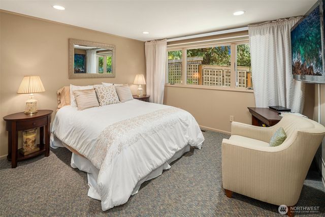 3111 Hunts Point Circle, Hunts Point, WA 98004