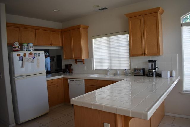829 E Green Acres Drive, Fresno, CA 93720