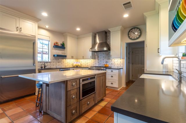 515 East TRL, Spicewood, TX 78669