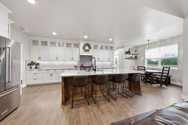 6685 Scenic Oak Court, Anderson, CA 96007