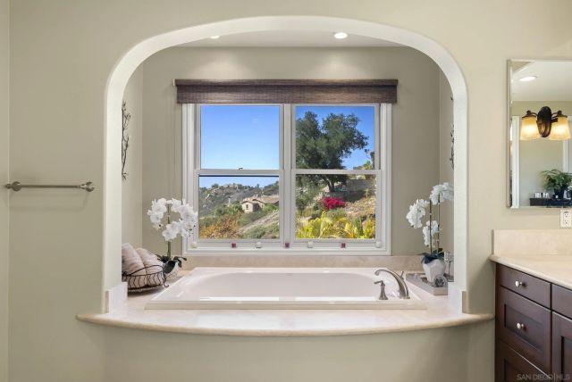 9572 Welk View Dr, Escondido, CA 92026