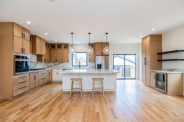 2247 S 6th Avenue, North Riverside, IL 60546