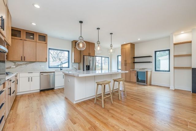 2247 S 6th Avenue, North Riverside, IL 60546