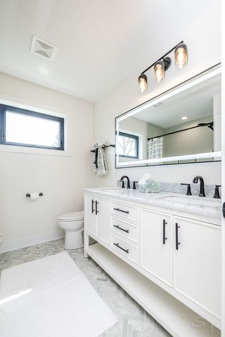 2247 S 6th Avenue, North Riverside, IL 60546