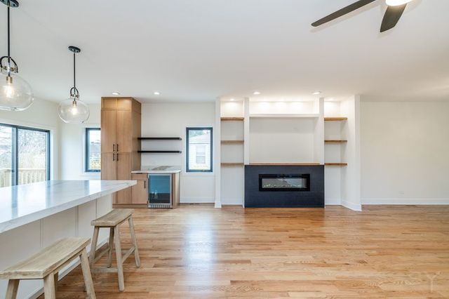 2247 S 6th Avenue, North Riverside, IL 60546