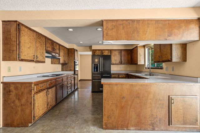 1704 NW Sunview Place, Grants Pass, OR 97526