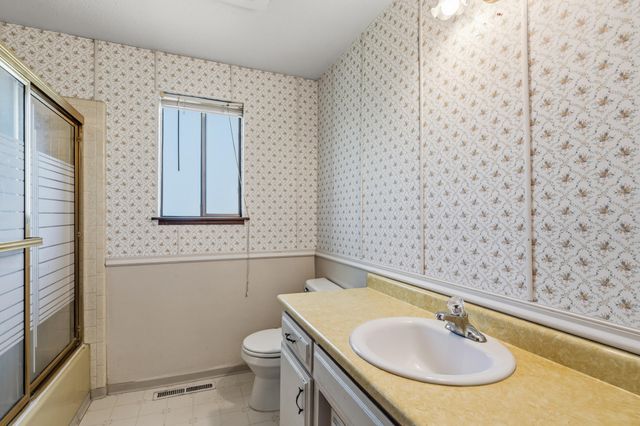 1704 NW Sunview Place, Grants Pass, OR 97526