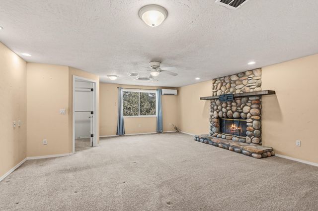 1704 NW Sunview Place, Grants Pass, OR 97526