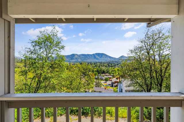 1704 NW Sunview Place, Grants Pass, OR 97526