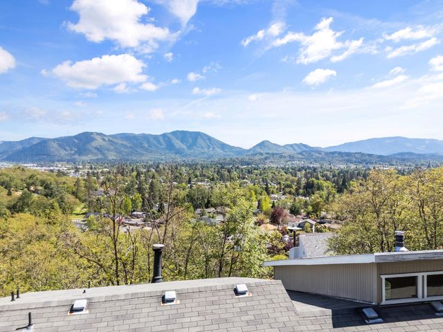 1704 NW Sunview Place, Grants Pass, OR 97526