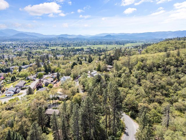 1704 NW Sunview Place, Grants Pass, OR 97526