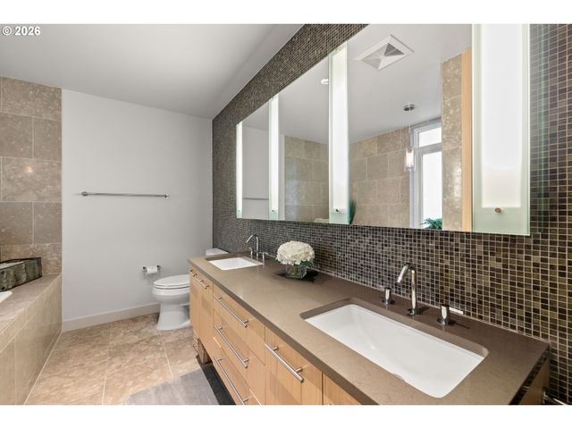 949 Nw OVERTON St 301, Portland, OR 97209