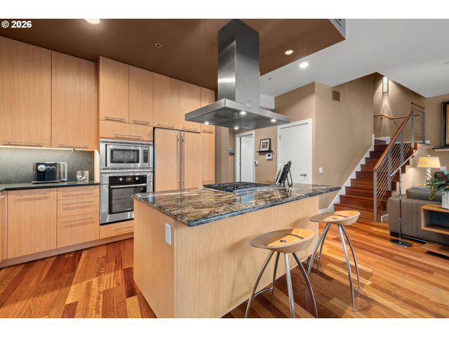 949 Nw OVERTON St 301, Portland, OR 97209