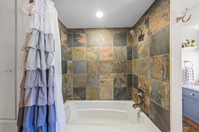 436 Valley Dr, Kerrville, TX 78028