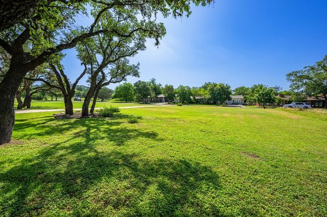 436 Valley Dr, Kerrville, TX 78028