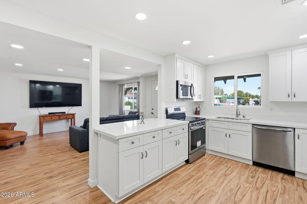 3209 W BECKER Lane, Phoenix, AZ 85029 — photo 2