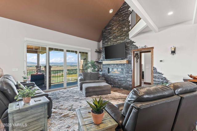 1000 Harvest View Dr, Naches, WA 98937