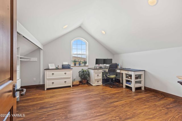 1000 Harvest View Dr, Naches, WA 98937
