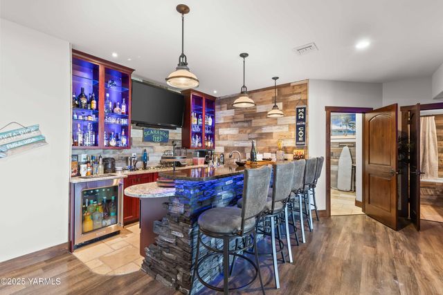 1000 Harvest View Dr, Naches, WA 98937