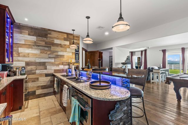 1000 Harvest View Dr, Naches, WA 98937