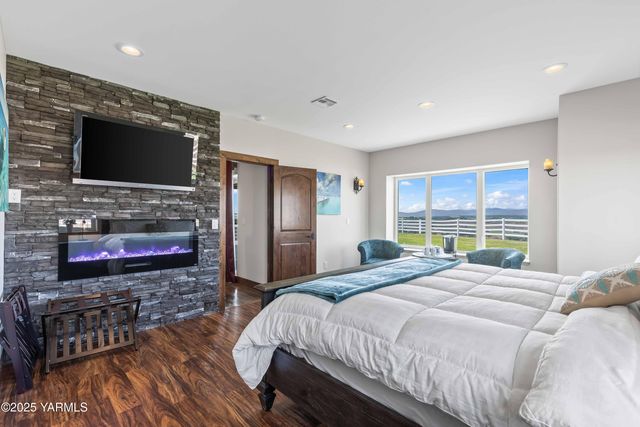 1000 Harvest View Dr, Naches, WA 98937