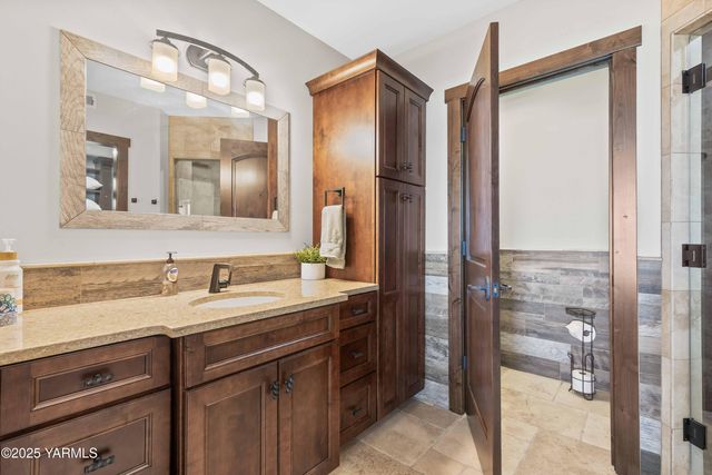 1000 Harvest View Dr, Naches, WA 98937