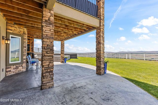 1000 Harvest View Dr, Naches, WA 98937