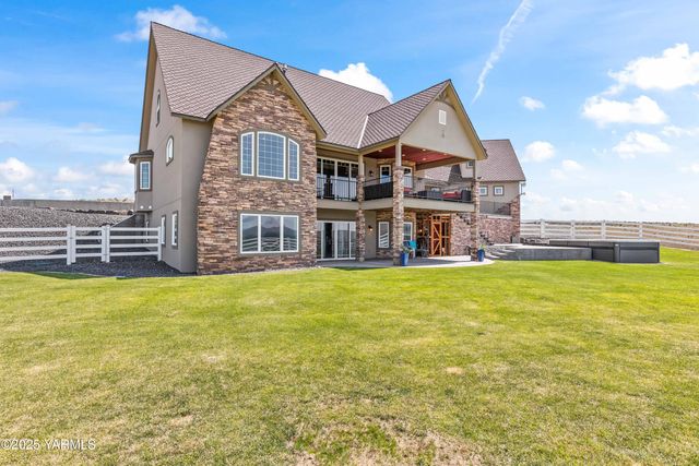 1000 Harvest View Dr, Naches, WA 98937