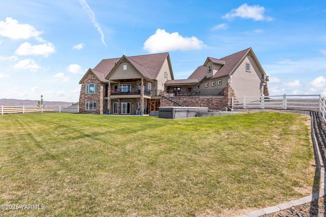 1000 Harvest View Dr, Naches, WA 98937