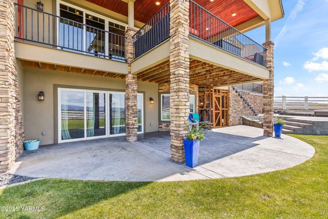 1000 Harvest View Dr, Naches, WA 98937