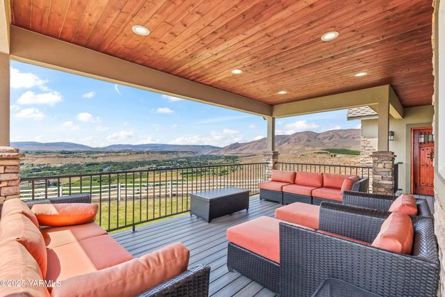 1000 Harvest View Dr, Naches, WA 98937