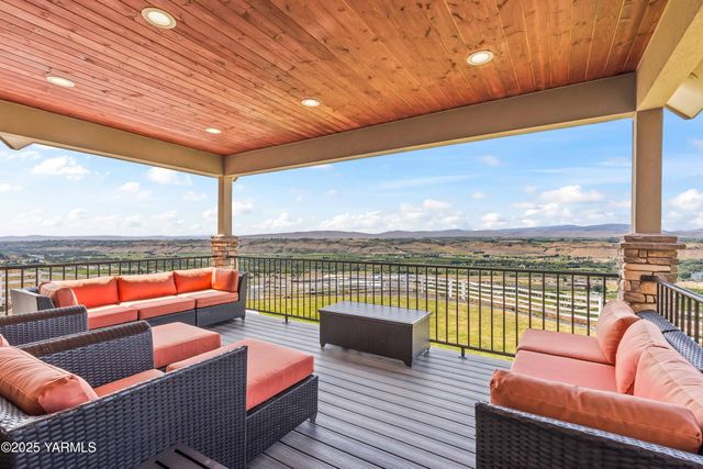 1000 Harvest View Dr, Naches, WA 98937