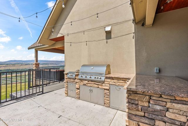 1000 Harvest View Dr, Naches, WA 98937