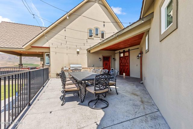 1000 Harvest View Dr, Naches, WA 98937