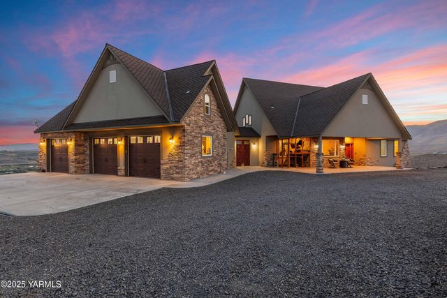 1000 Harvest View Dr, Naches, WA 98937