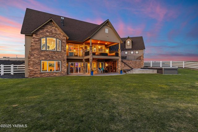 1000 Harvest View Dr, Naches, WA 98937