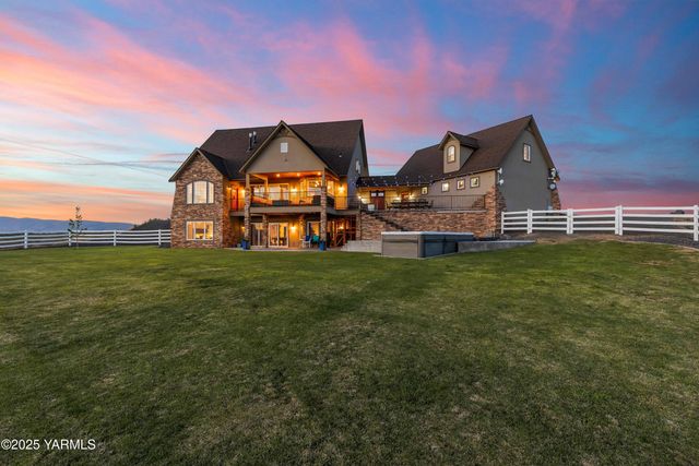 1000 Harvest View Dr, Naches, WA 98937