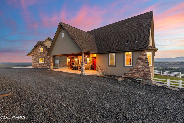 1000 Harvest View Dr, Naches, WA 98937
