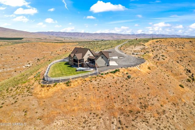 1000 Harvest View Dr, Naches, WA 98937