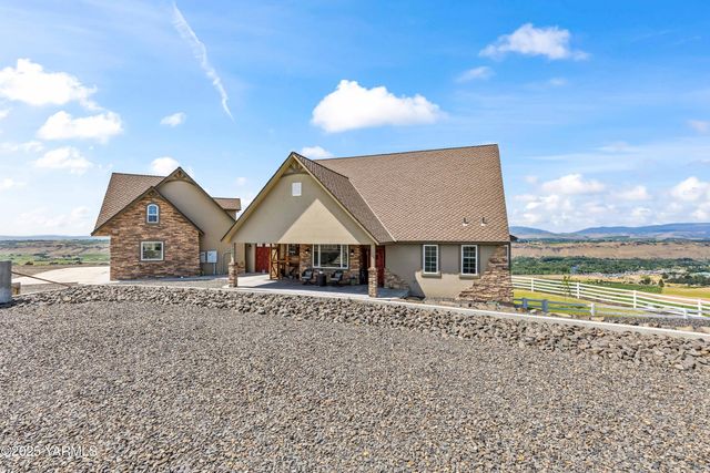 1000 Harvest View Dr, Naches, WA 98937