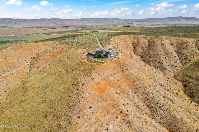 1000 Harvest View Dr, Naches, WA 98937