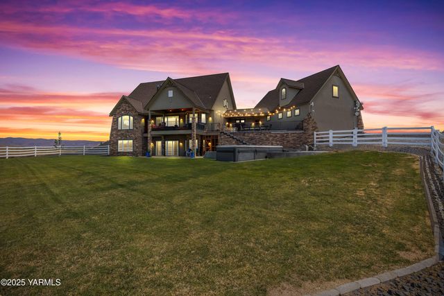 1000 Harvest View Dr, Naches, WA 98937