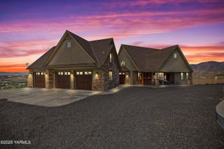 1000 Harvest View Dr, Naches, WA 98937