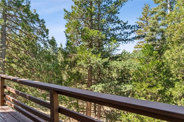 460 Pioneer Road, Lake Arrowhead, CA 92352