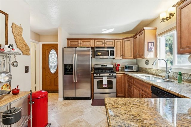 460 Pioneer Road, Lake Arrowhead, CA 92352