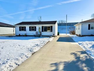 128 Michigan Drive, Elk Run Heights, IA 50707